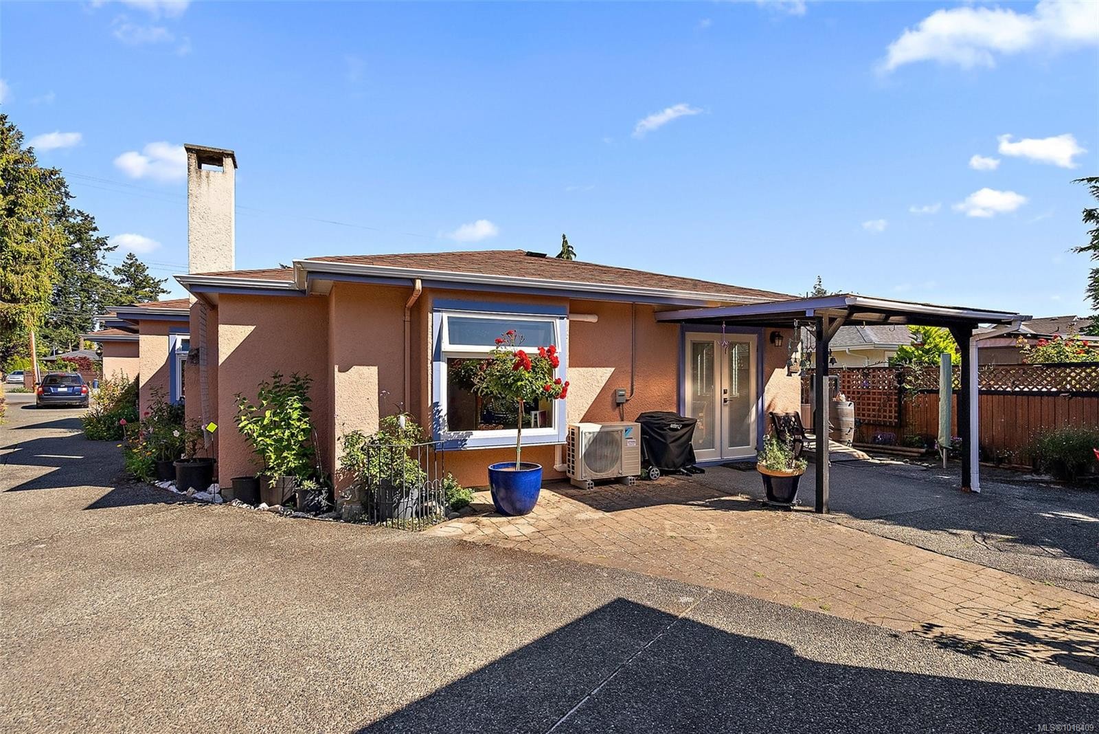 10386 Resthaven Dr, Sidney, BC - Outdoor