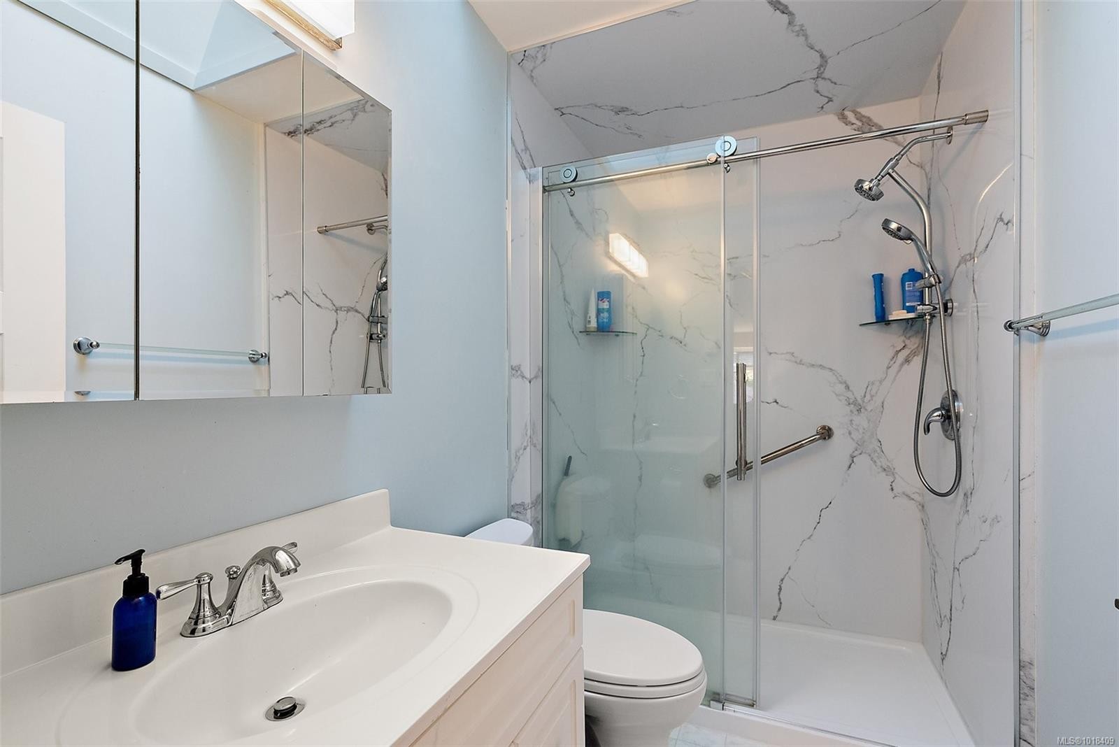 10386 Resthaven Dr, Sidney, BC - Indoor Photo Showing Bathroom