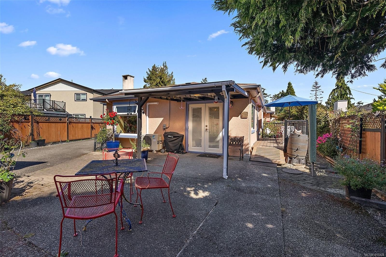 10386 Resthaven Dr, Sidney, BC - Outdoor