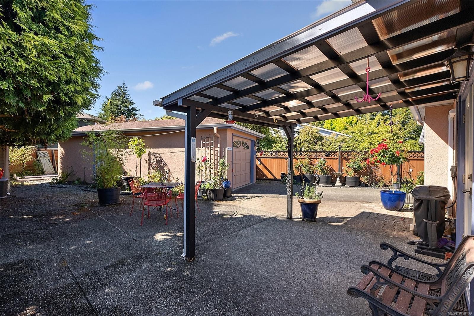 10386 Resthaven Dr, Sidney, BC - Outdoor