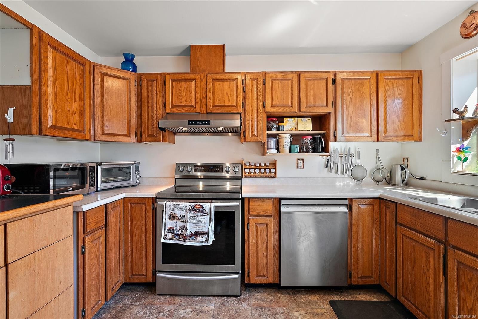 10386 Resthaven Dr, Sidney, BC - Indoor Photo Showing Kitchen