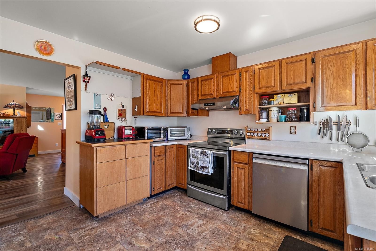 10386 Resthaven Dr, Sidney, BC - Indoor Photo Showing Kitchen