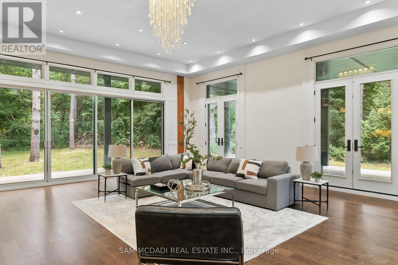 15 Glenview Heights Lane, King, ON - Indoor Photo Showing Living Room