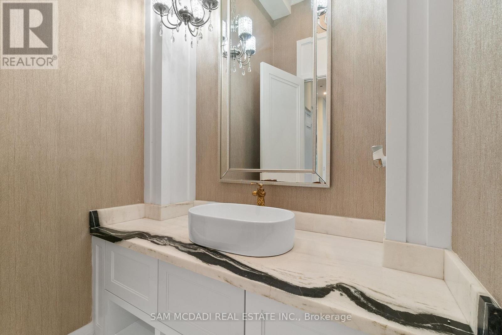 15 Glenview Heights Lane, King, ON - Indoor Photo Showing Bathroom