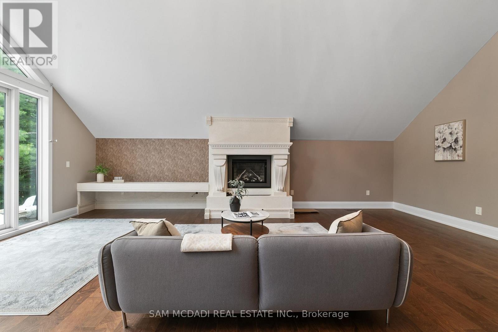 15 Glenview Heights Lane, King, ON - Indoor With Fireplace