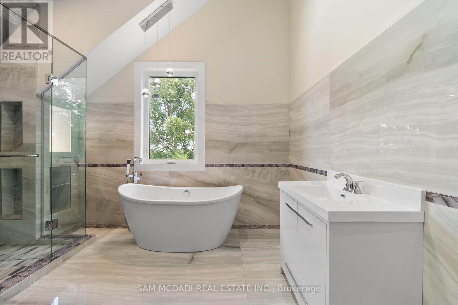 15 Glenview Heights Lane, King, ON - Indoor Photo Showing Bathroom