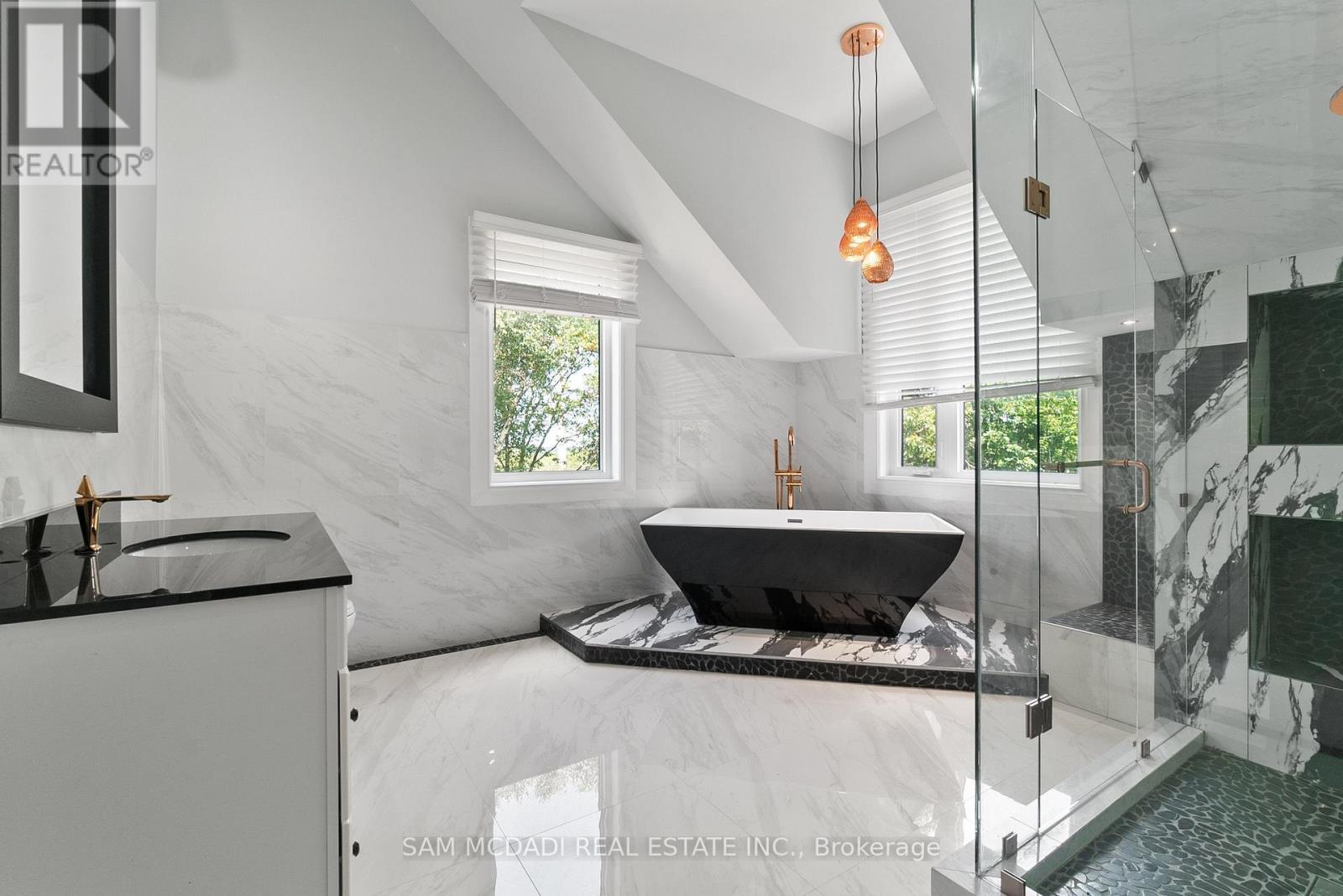 15 Glenview Heights Lane, King, ON - Indoor Photo Showing Bathroom