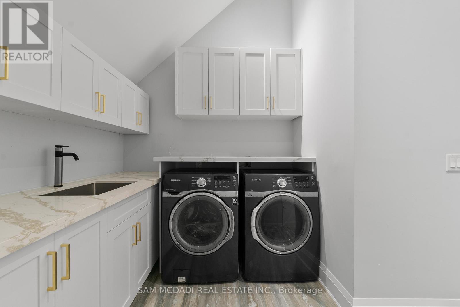 15 Glenview Heights Lane, King, ON - Indoor Photo Showing Laundry Room