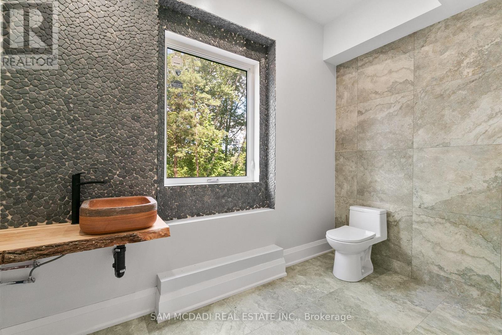 15 Glenview Heights Lane, King, ON - Indoor Photo Showing Bathroom