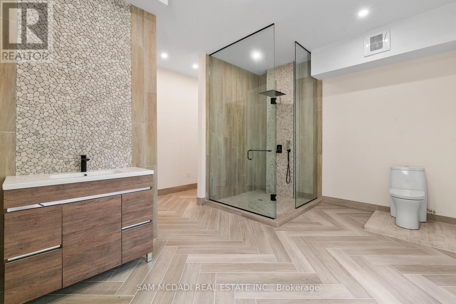 15 Glenview Heights Lane, King, ON - Indoor Photo Showing Bathroom