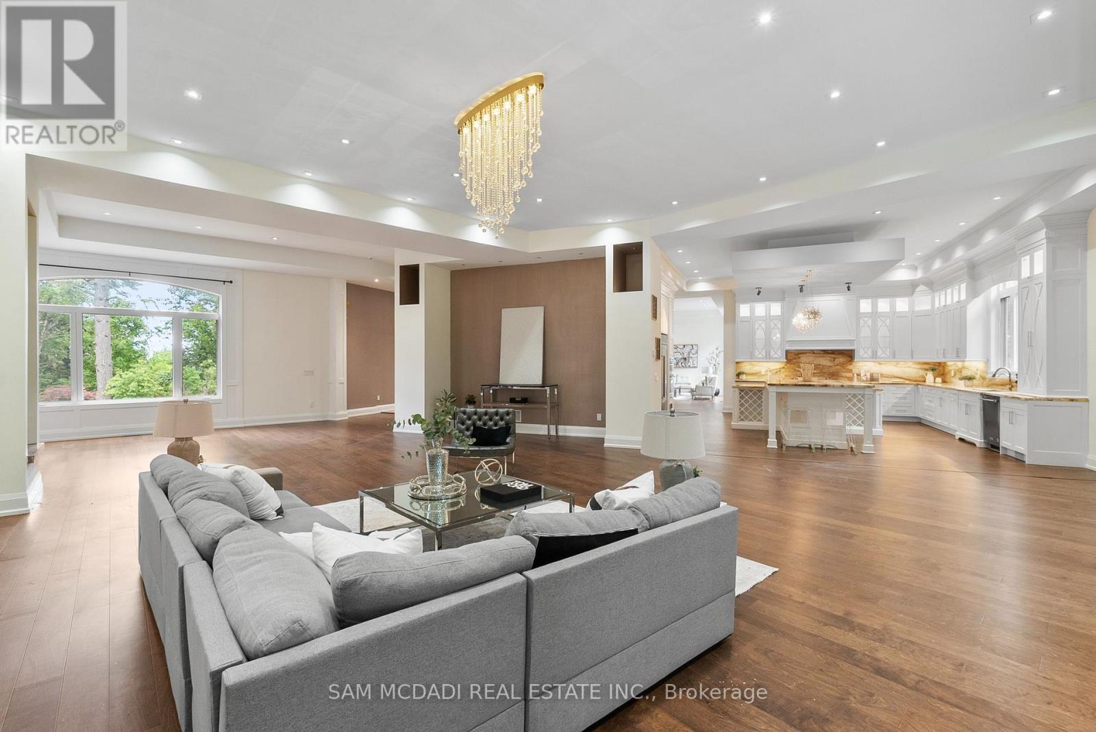 15 Glenview Heights Lane, King, ON - Indoor Photo Showing Living Room