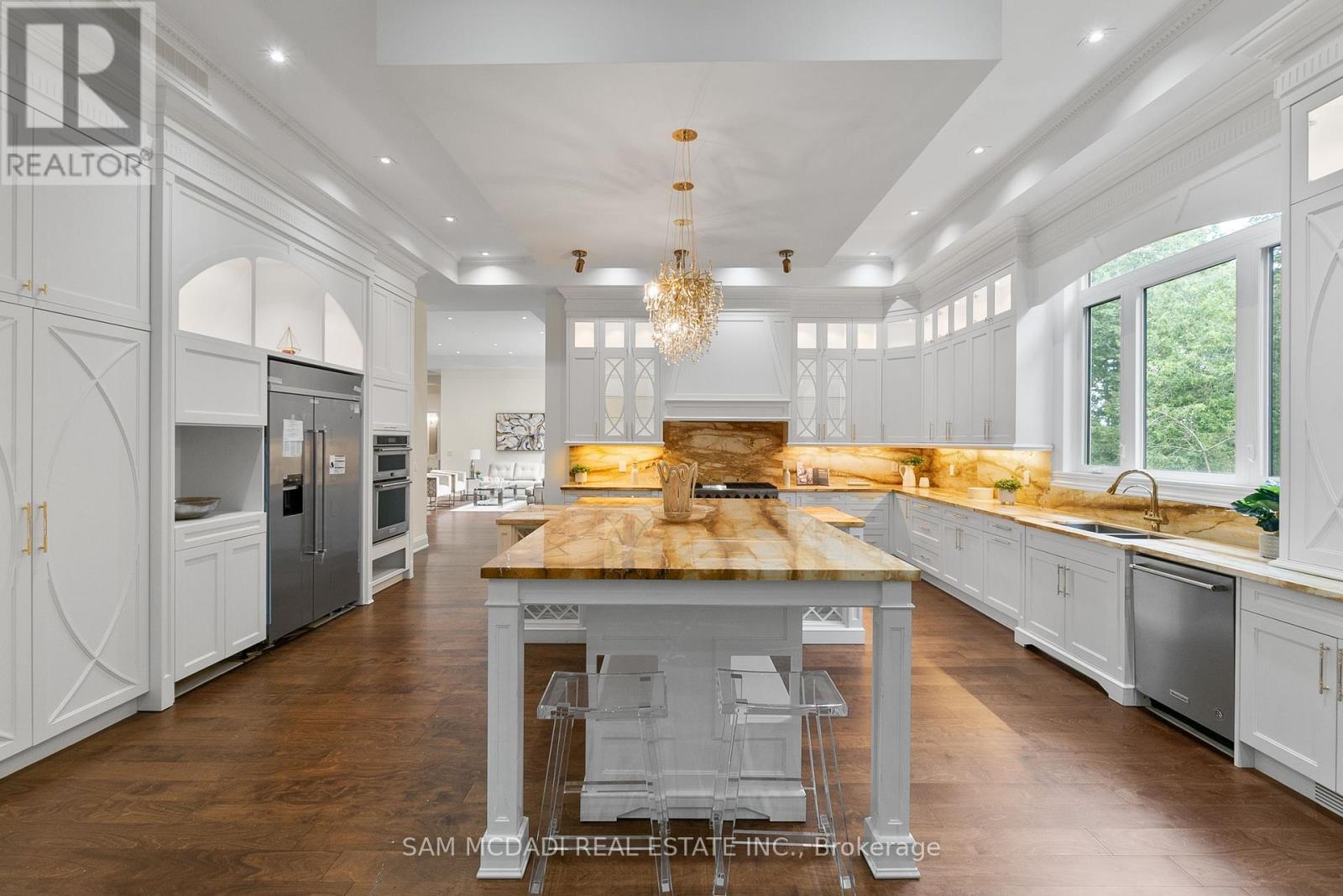 15 Glenview Heights Lane, King, ON - Indoor Photo Showing Kitchen With Upgraded Kitchen