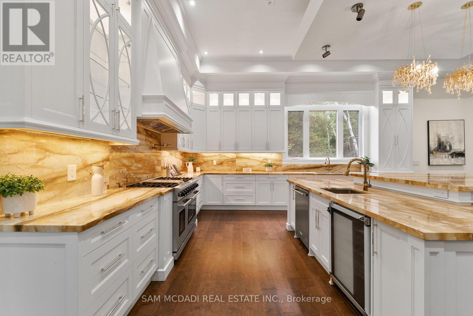 15 Glenview Heights Lane, King, ON - Indoor Photo Showing Kitchen With Upgraded Kitchen