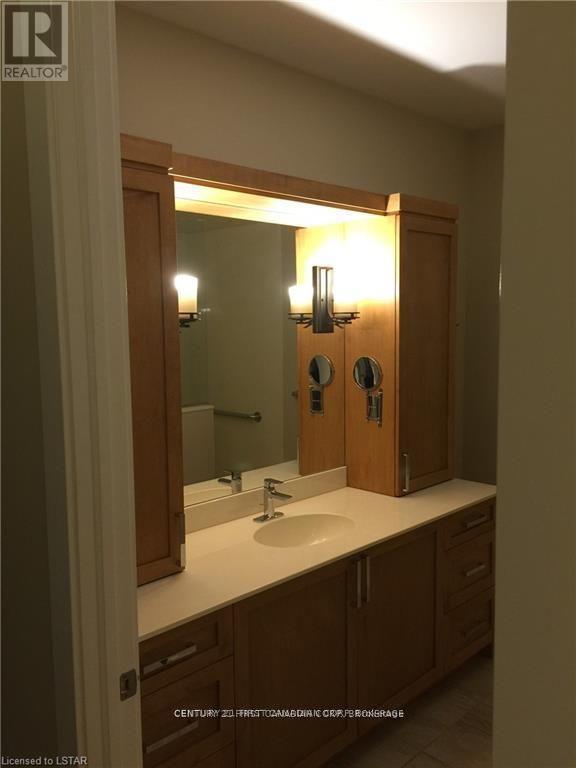 411 - 1705 Fiddlehead Place, London North (North R), ON - Indoor Photo Showing Bathroom