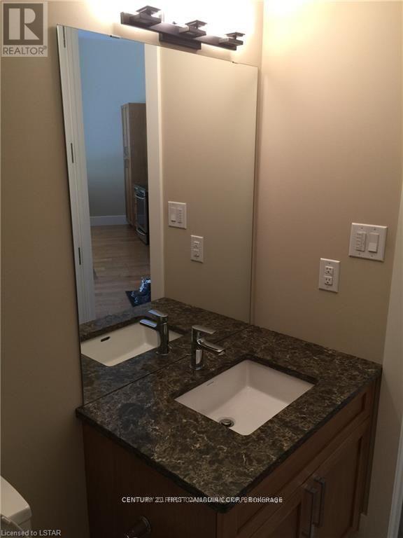 411 - 1705 Fiddlehead Place, London North (North R), ON - Indoor Photo Showing Bathroom