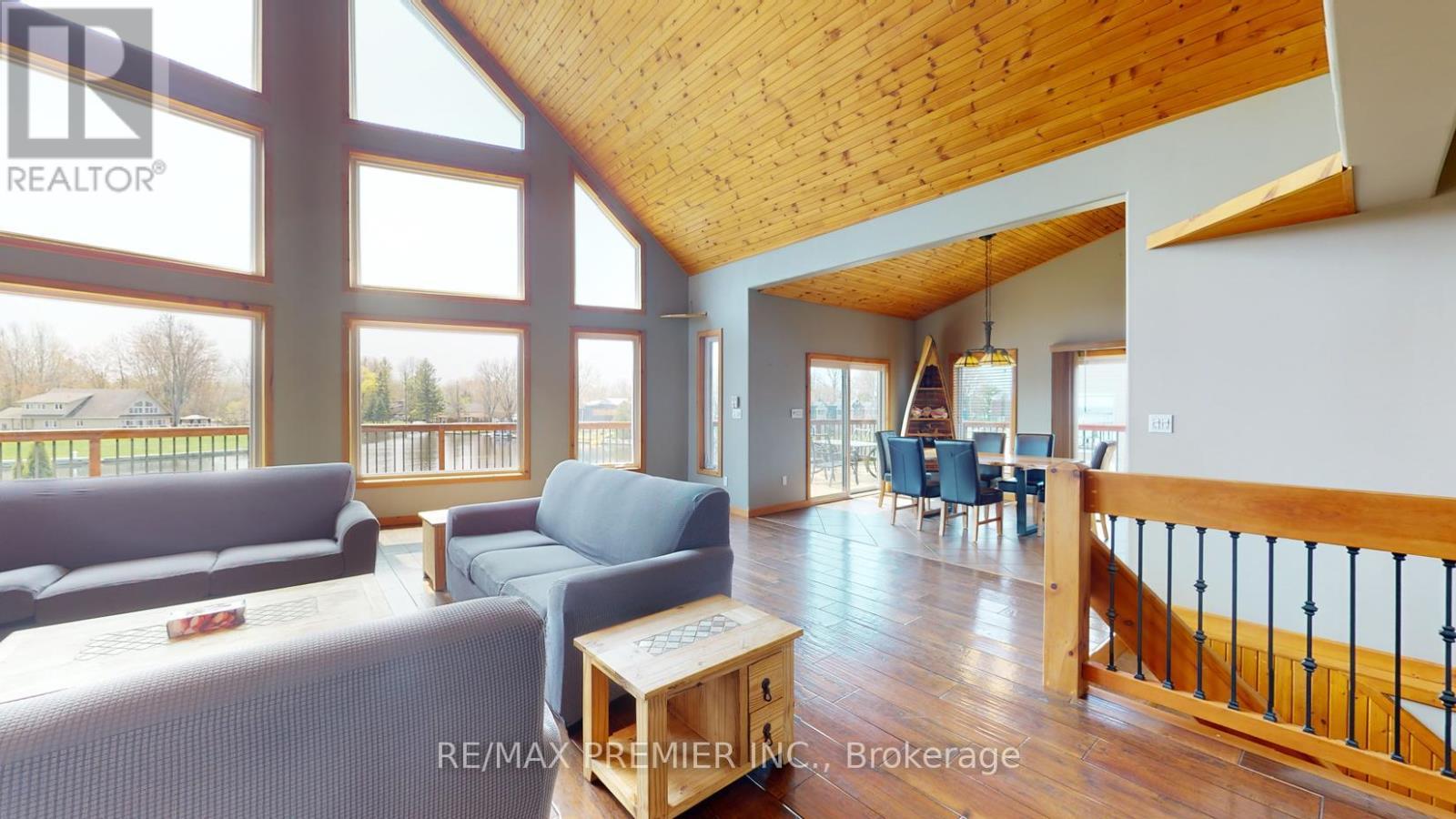 31 Paradise Boulevard, Ramara, ON - Indoor Photo Showing Living Room