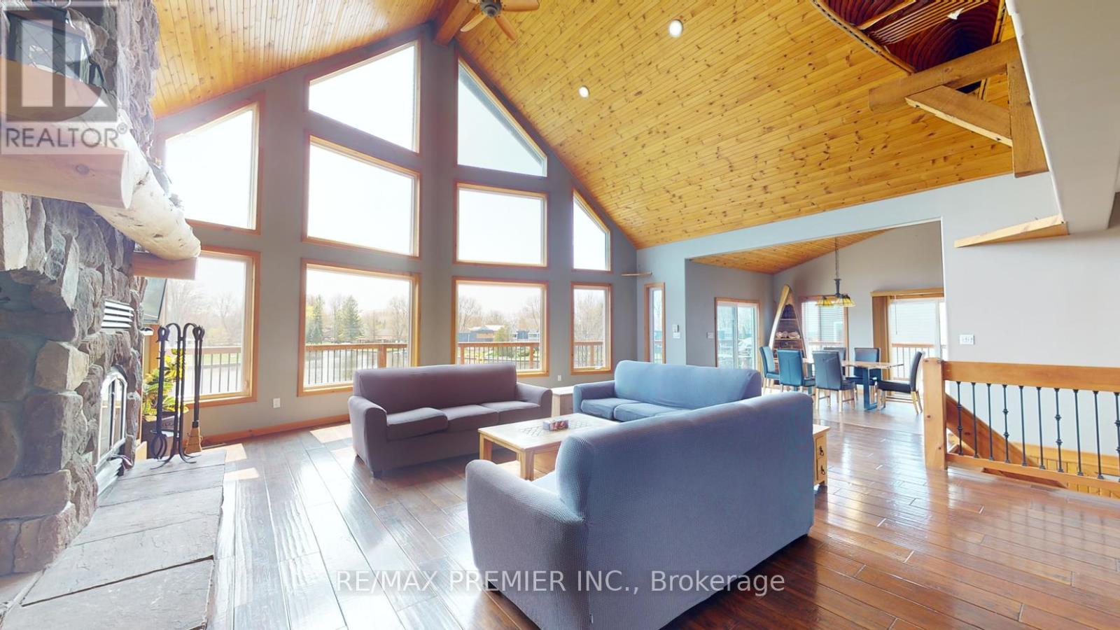31 Paradise Boulevard, Ramara, ON - Indoor Photo Showing Living Room