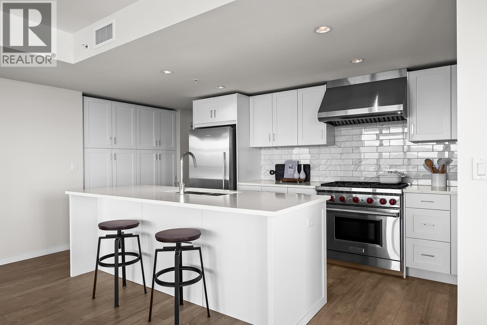 485 Groves Avenue Unit# 1201, Kelowna, BC - Indoor Photo Showing Kitchen With Upgraded Kitchen