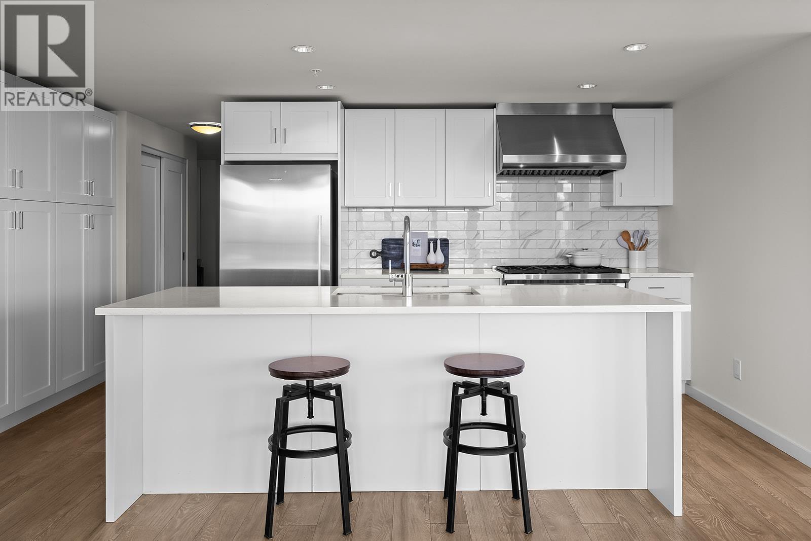 485 Groves Avenue Unit# 1201, Kelowna, BC - Indoor Photo Showing Kitchen With Upgraded Kitchen