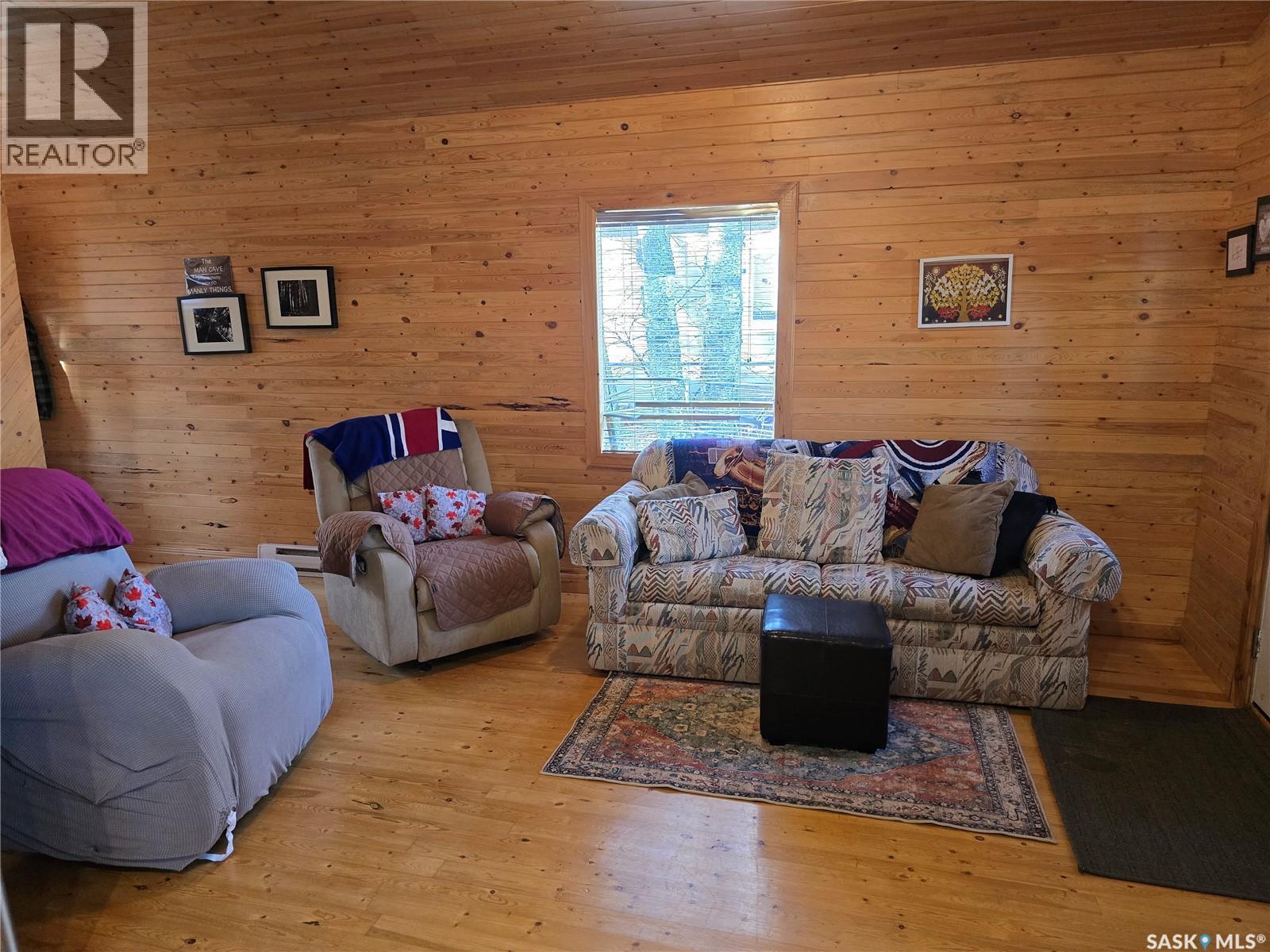 207 Pine Drive, Tobin Lake, SK - Indoor Photo Showing Living Room