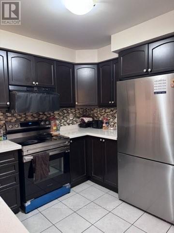 8 Vanhorne Close, Brampton, ON - Indoor Photo Showing Kitchen With Upgraded Kitchen