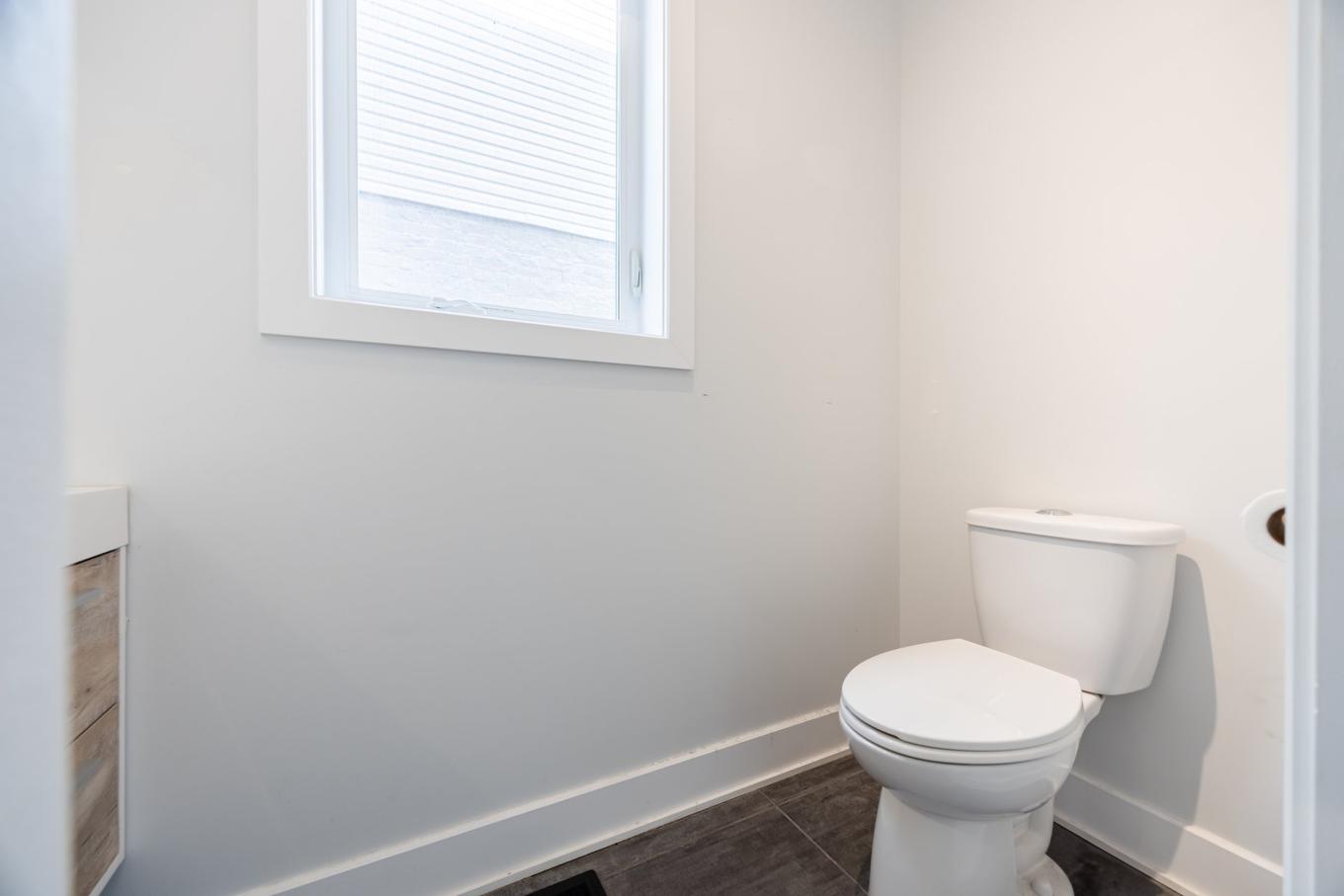 Powder room - 5808 Rue Alphonse, Brossard, QC - Indoor Photo Showing Bathroom