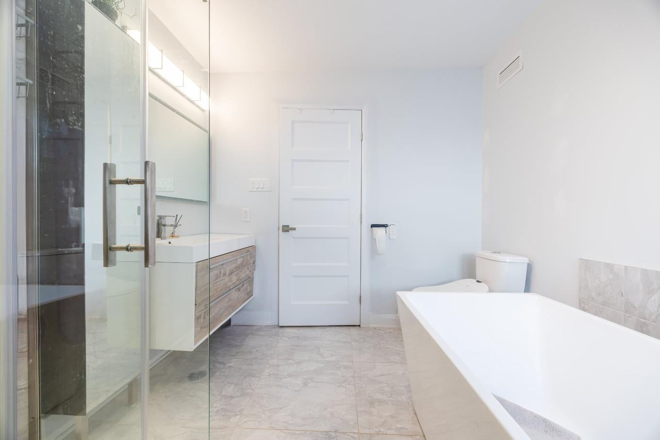 Bathroom - 5808 Rue Alphonse, Brossard, QC - Indoor Photo Showing Bathroom