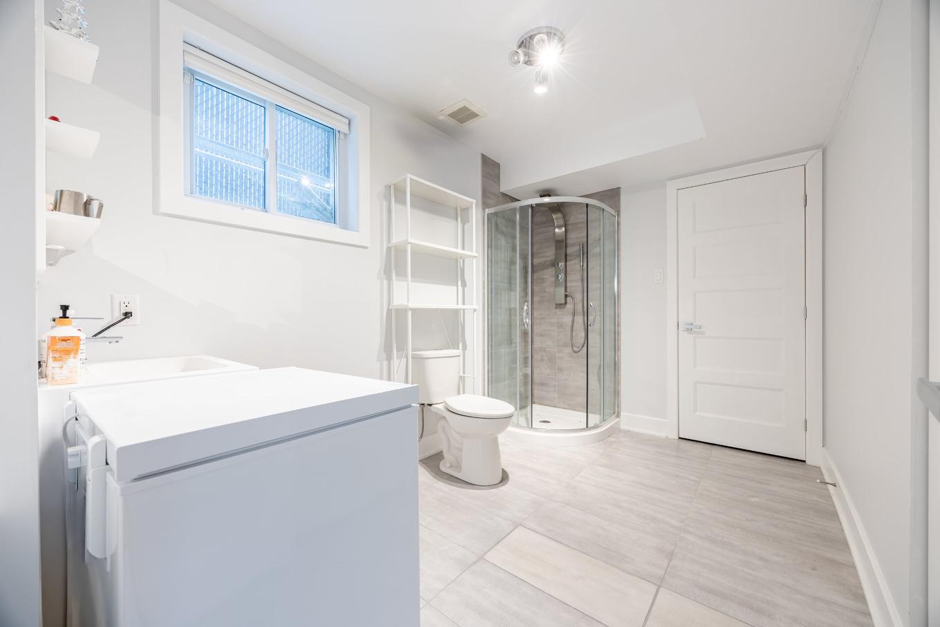 Bathroom - 5808 Rue Alphonse, Brossard, QC - Indoor Photo Showing Laundry Room
