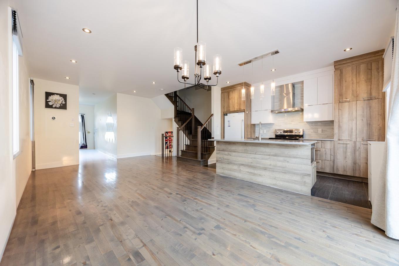 Living room - 5808 Rue Alphonse, Brossard, QC - Indoor Photo Showing Kitchen With Upgraded Kitchen