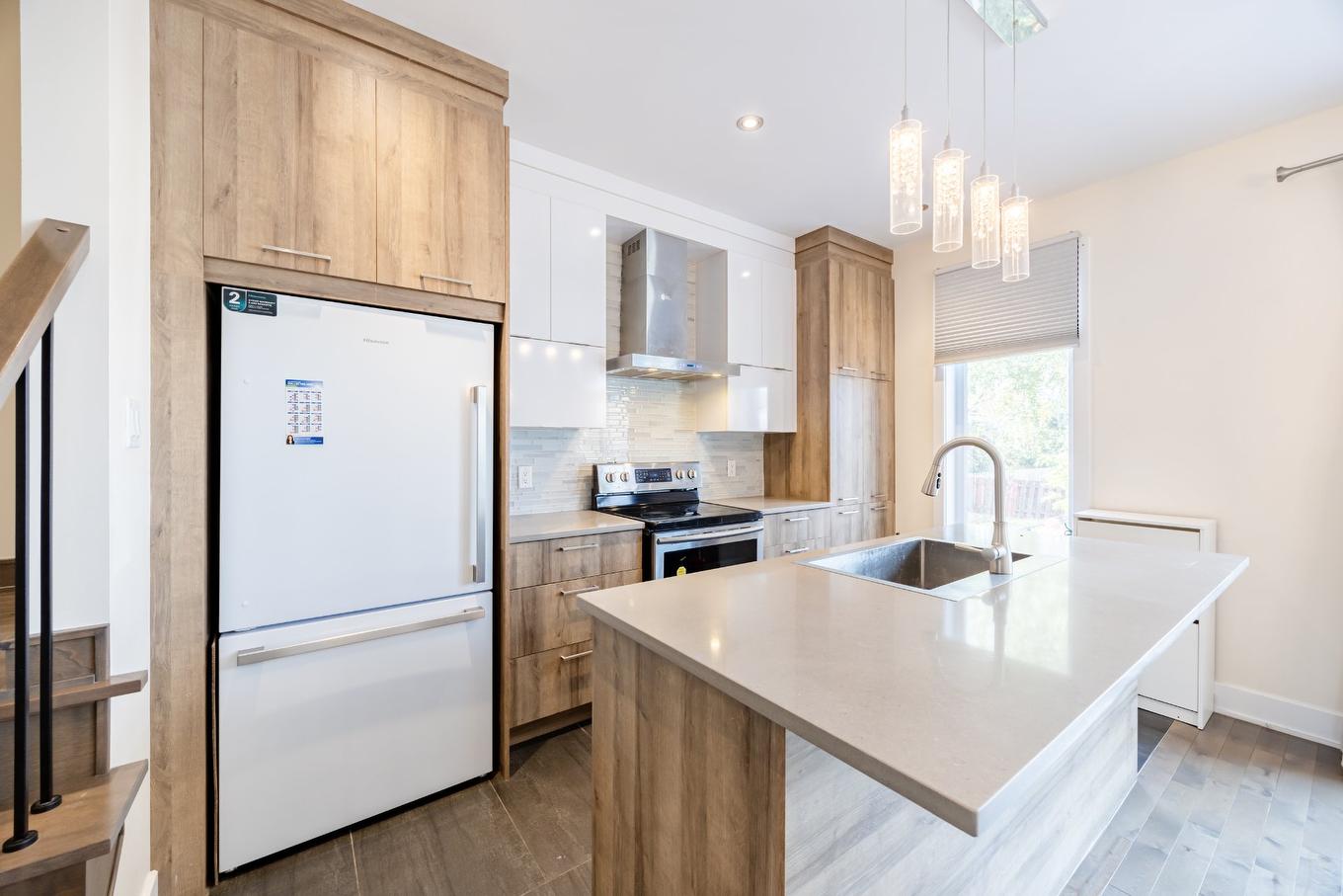 Kitchen - 5808 Rue Alphonse, Brossard, QC - Indoor Photo Showing Kitchen With Upgraded Kitchen