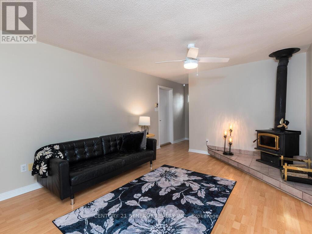 Note inside entry to garage & hallway powder rm . - 1423 Diamondview Road, Ottawa, ON - Indoor Photo Showing Living Room