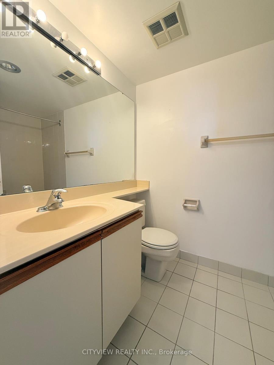 616 - 1001 Cedarglen Gate, Mississauga, ON - Indoor Photo Showing Bathroom