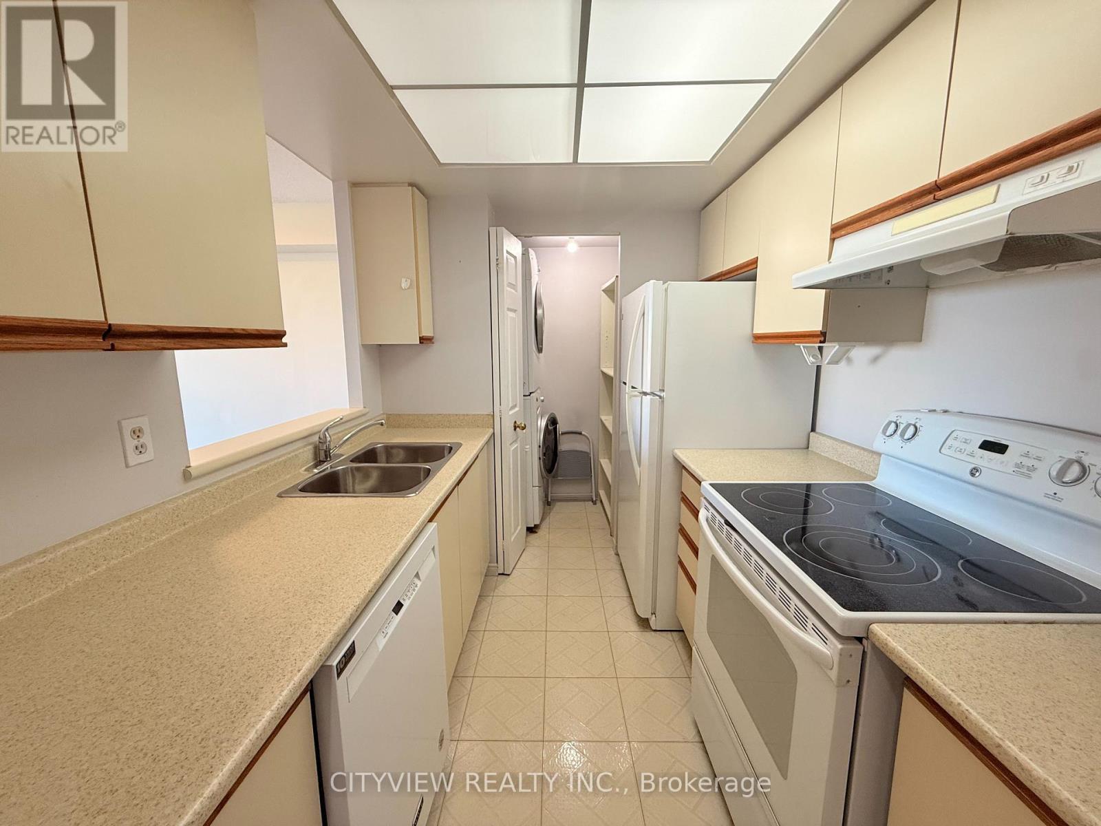 616 - 1001 Cedarglen Gate, Mississauga, ON - Indoor Photo Showing Kitchen With Double Sink