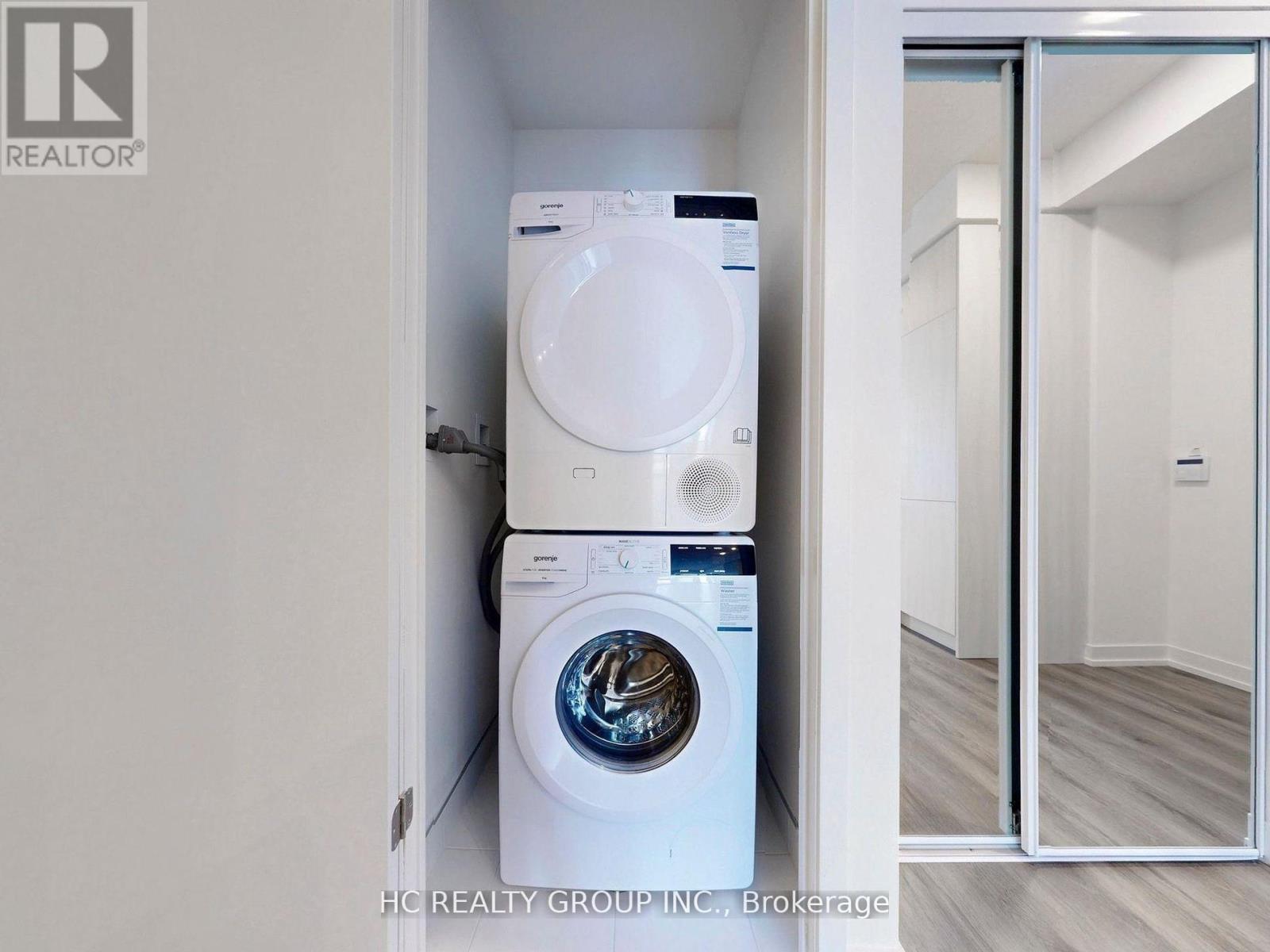 5715 - 225 Commerce Street, Vaughan, ON - Indoor Photo Showing Laundry Room