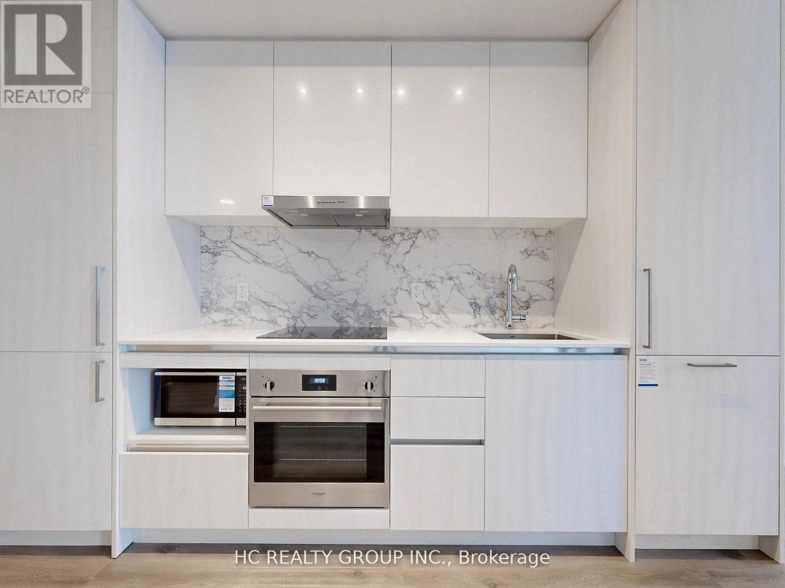 5715 - 225 Commerce Street, Vaughan, ON - Indoor Photo Showing Kitchen