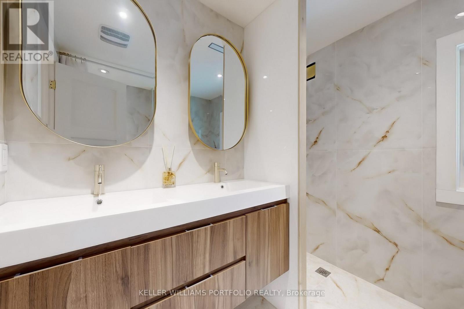 22 Pitt Avenue, Toronto, ON - Indoor Photo Showing Bathroom