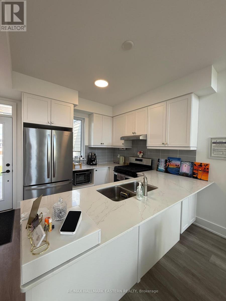 4 - 19 West Street N, Kawartha Lakes (Fenelon Falls), ON - Indoor Photo Showing Kitchen With Double Sink