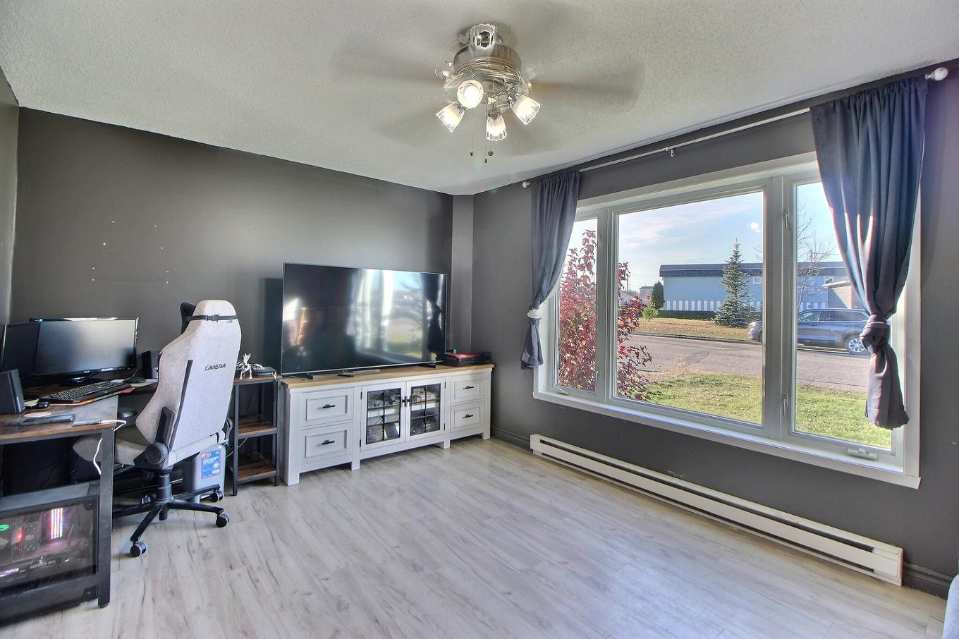 Living room - 132 Rue Brouillan, Amos, QC - Indoor