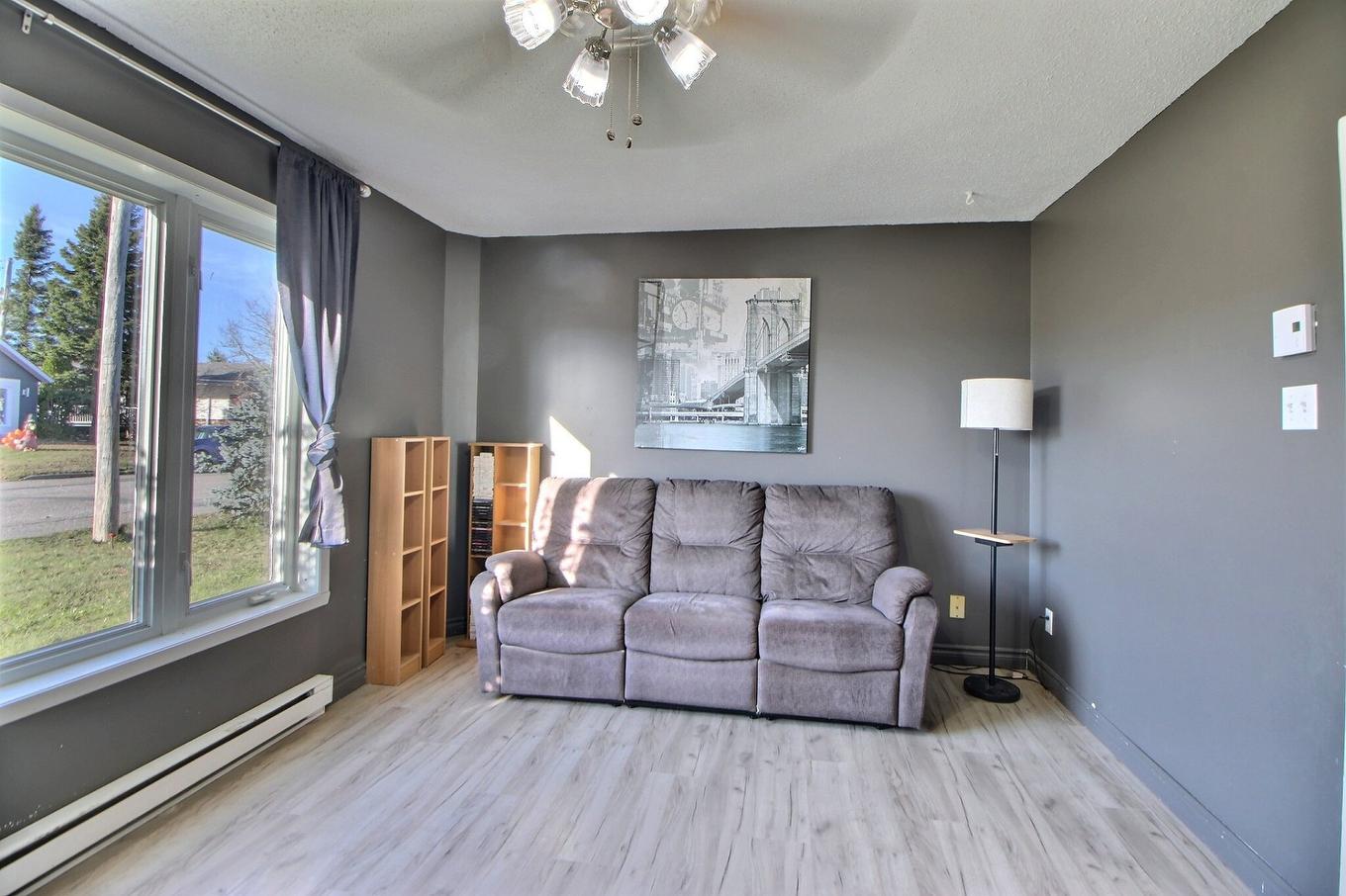 Living room - 132 Rue Brouillan, Amos, QC - Indoor Photo Showing Living Room