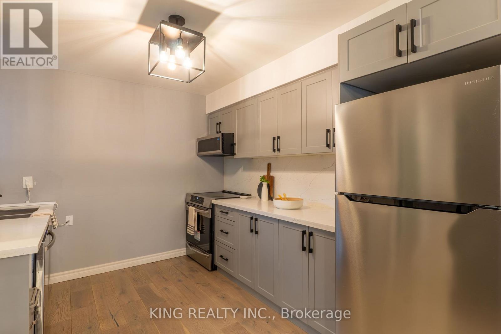 4 - 141 Ripley Court, Oakville, ON - Indoor Photo Showing Kitchen