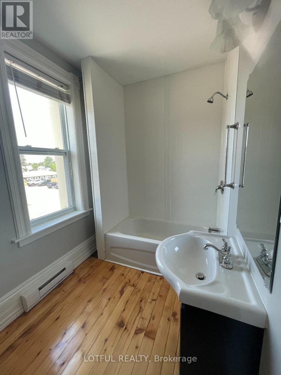 2 - 2084 Dundas Street, Edwardsburgh/Cardinal, ON - Indoor Photo Showing Bathroom