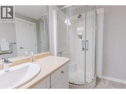 second bath with shower -