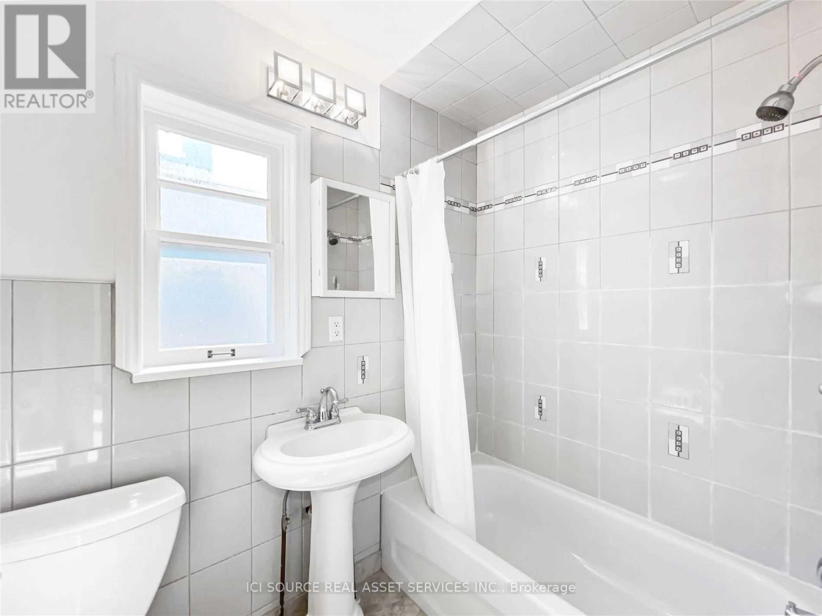 2 - 116 Eastwood Road, Toronto, ON