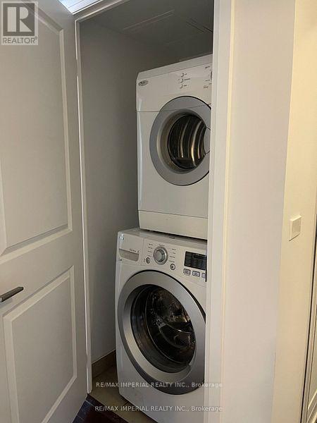 301 - 372 Highway 7 Road, Richmond Hill, ON - Indoor Photo Showing Laundry Room