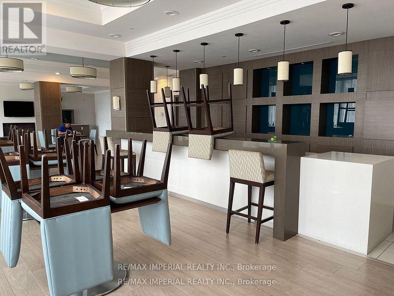 301 - 372 Highway 7 Road, Richmond Hill, ON - Indoor