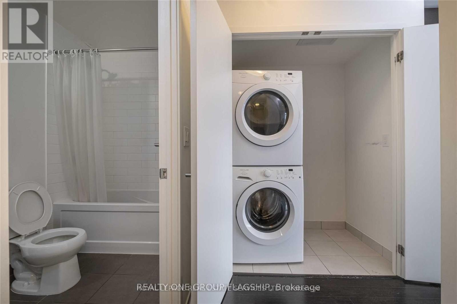 2801 - 360 Square One Drive, Mississauga, ON - Indoor Photo Showing Laundry Room