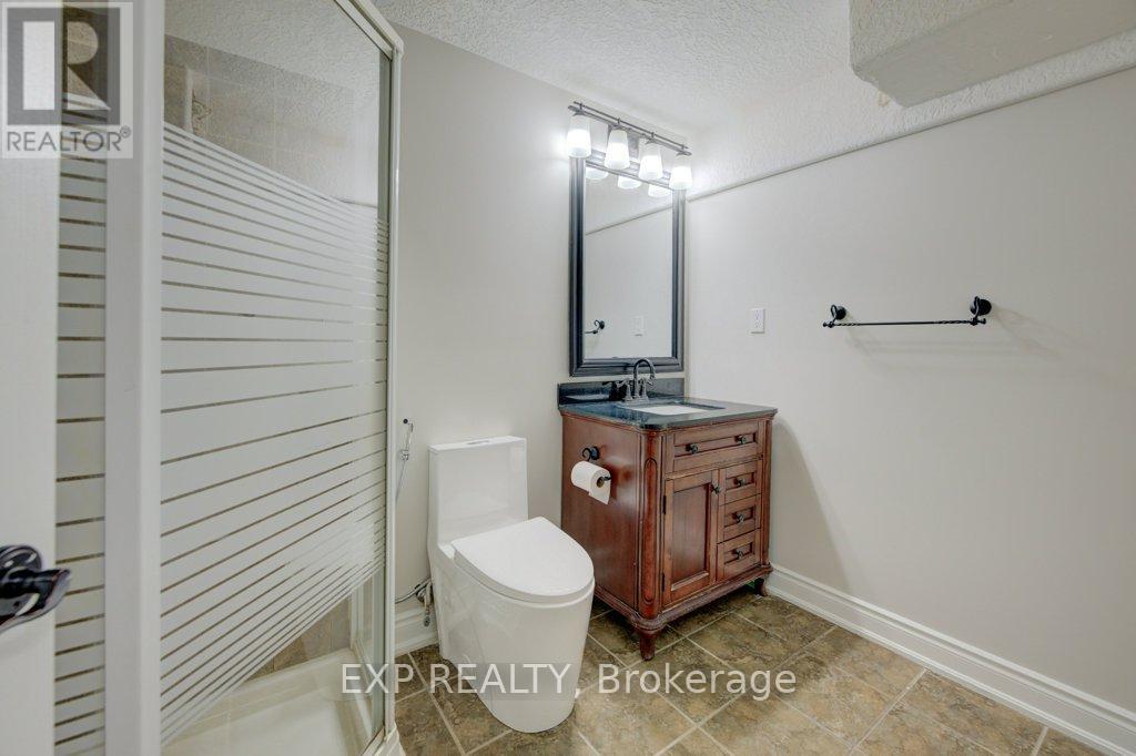 953 Gastle Way, Milton (Ha Harrison), ON - Indoor Photo Showing Bathroom