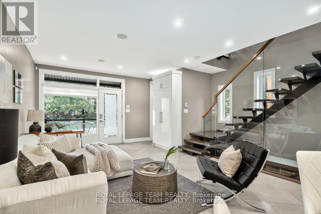 16 First Avenue, Ottawa, ON - Indoor