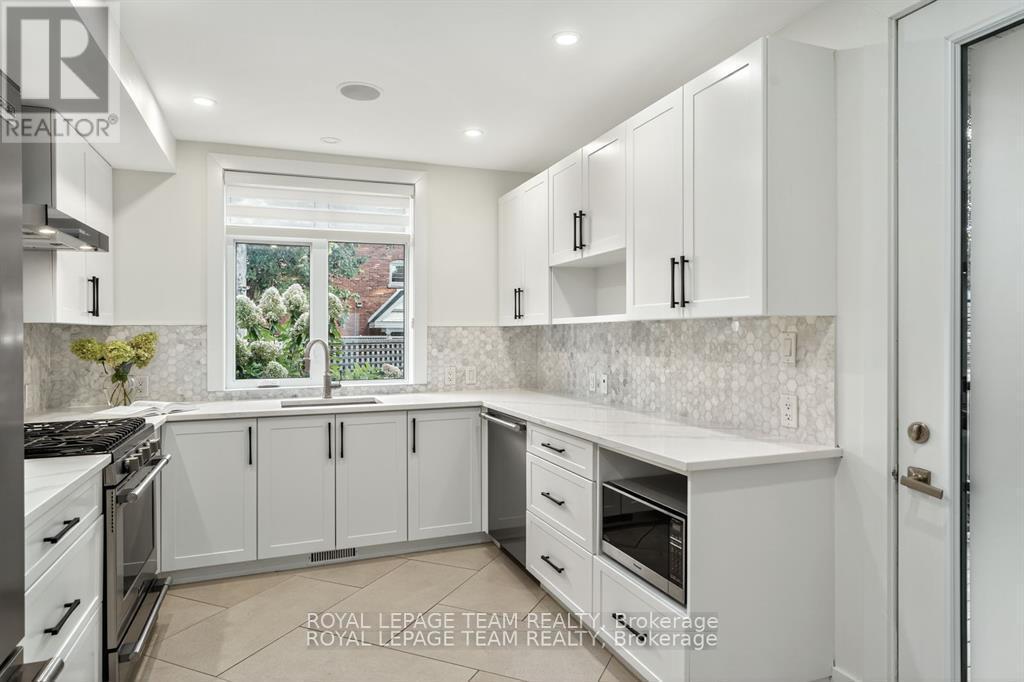 16 First Avenue, Ottawa, ON - Indoor Photo Showing Kitchen With Upgraded Kitchen