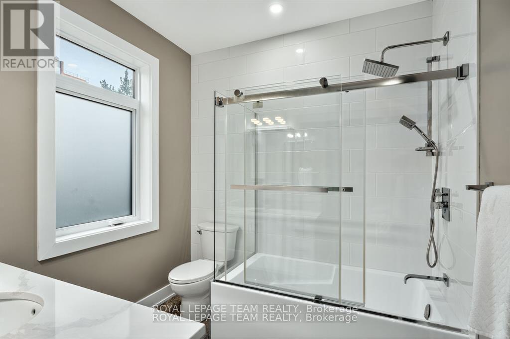 16 First Avenue, Ottawa, ON - Indoor Photo Showing Bathroom